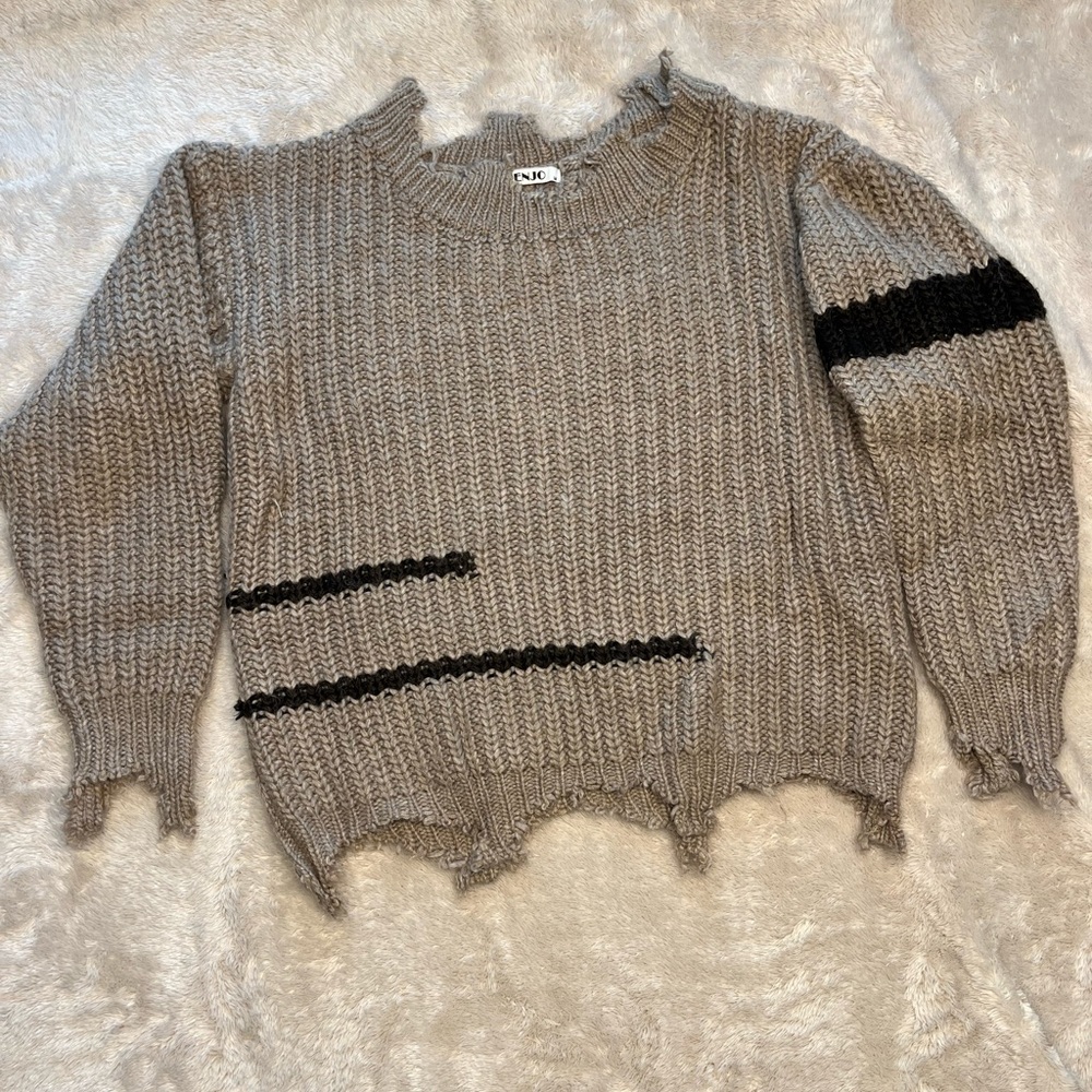 Renjo Women’s Gray Distressed Chunky Navy Color-block Sweater